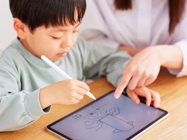 親子で一緒に学んでいる様子