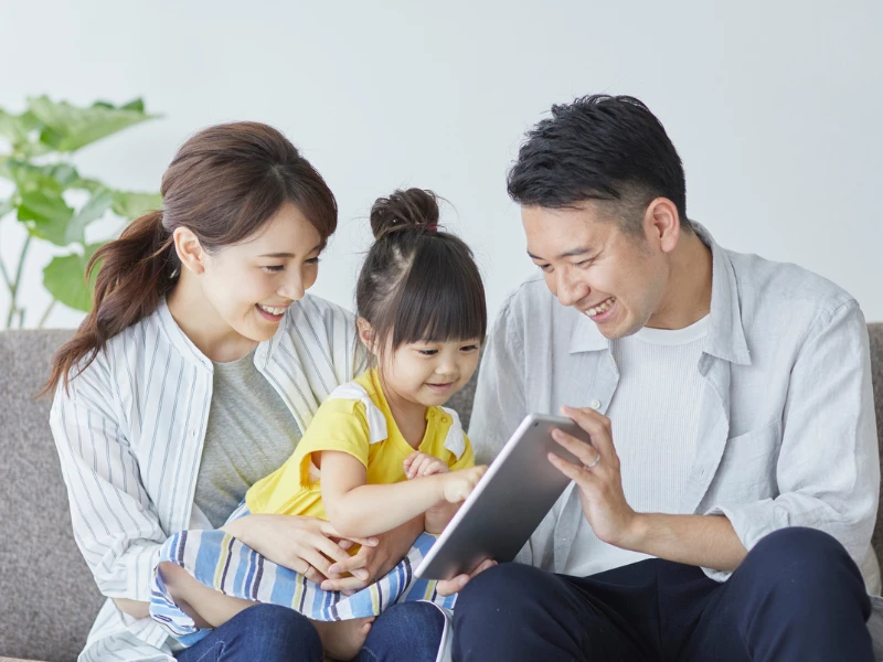 親子でタブレットを見ながら学習している様子